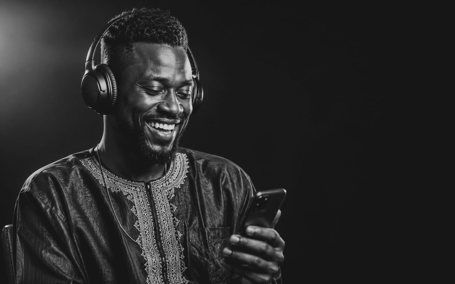 Apprenant épanoui écoutant un podcast au casque